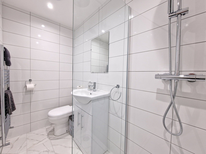 Bathroom 4, Dysa Bentinck House, Lancashire