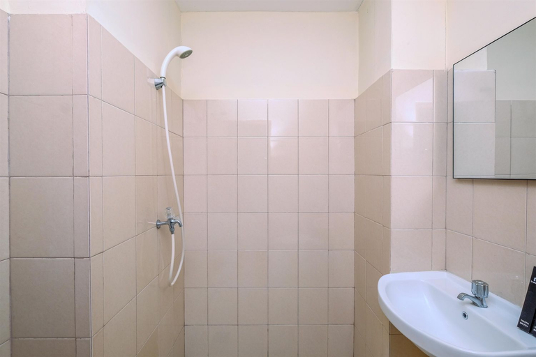 Bathroom 5, Comfy and Elegant 2BR Tifolia Apartment By Travelio, Jakarta Timur