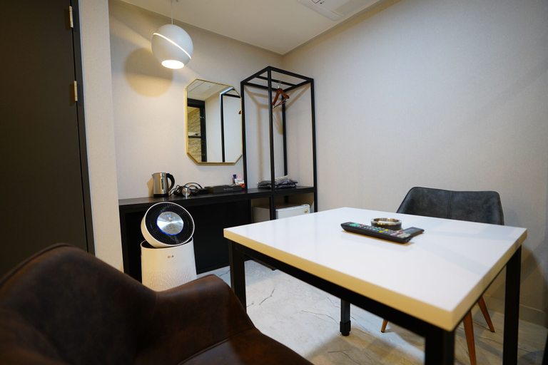Others 5, Saturn Hotel, Seongdong