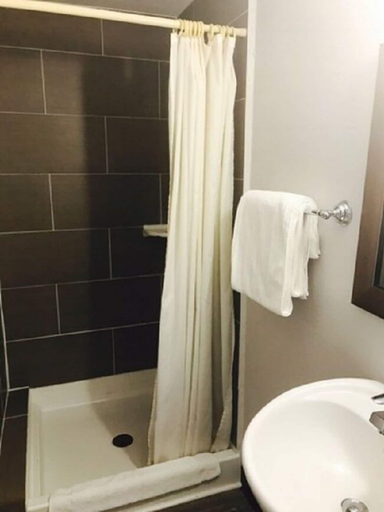Bathroom 4, Kings Row Inn, Clackamas