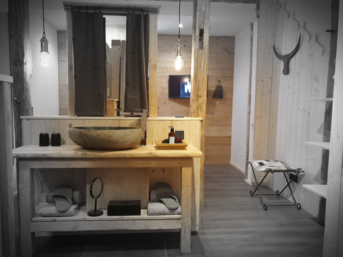 Bathroom 5, WLodgeOne, Goslar