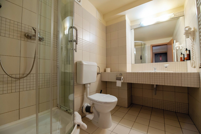 Bathroom 4, Hotel Oxford Inn & Suites, Timisoara