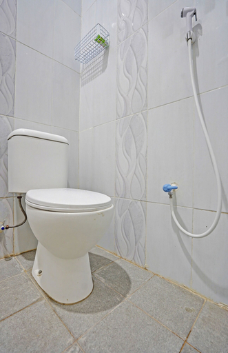 Bathroom 3, OYO 92117 Fa Homestay Syariah, Lamongan