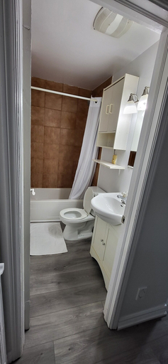 Bathroom 4, Happyland Inn, Simcoe