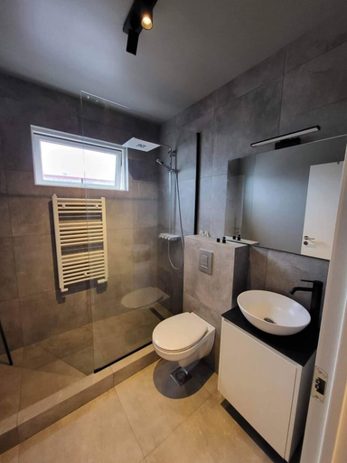 Bathroom 3, Astro Hverfisgata