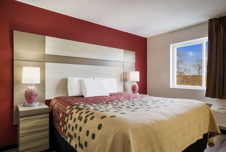 Bedroom 3, Econo Lodge Inn & Suites Farmington, Ontario