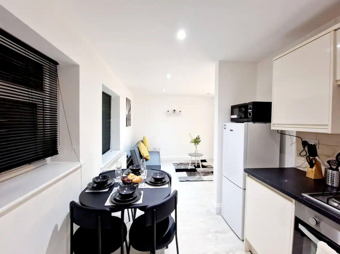Others 3, Deluxe 2 Bed Apartment in Uxbridge, Buckinghamshire