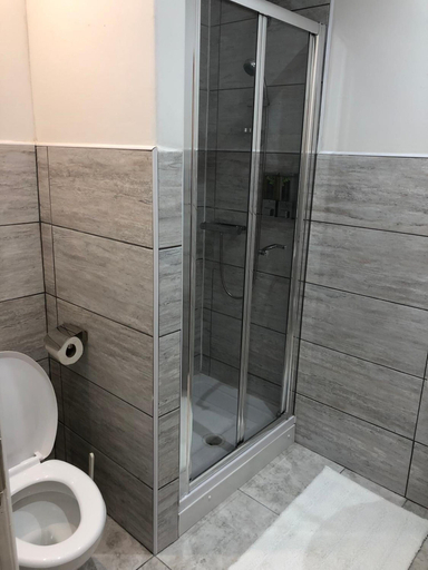 Bathroom 5, The Broadway Hotel - London Heathrow, London