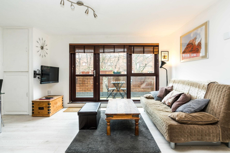Living area 2, Luxury Islington Apartment with Balcony, London