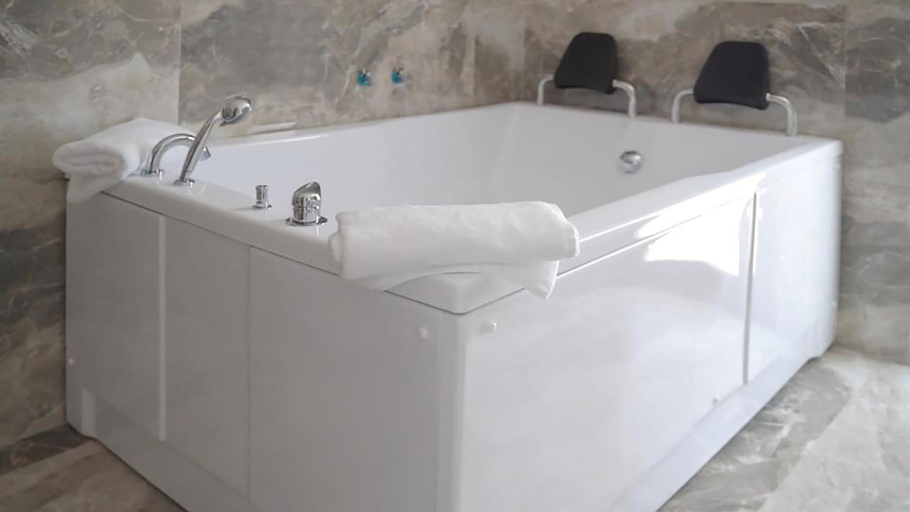 Bathroom 3, Dorchester Hotel, Sarandës