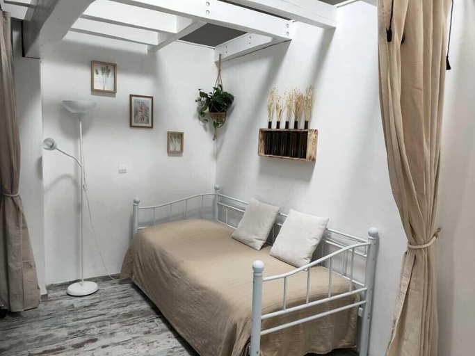 Bedroom 2, Château Pierre de Montignac, Gironde