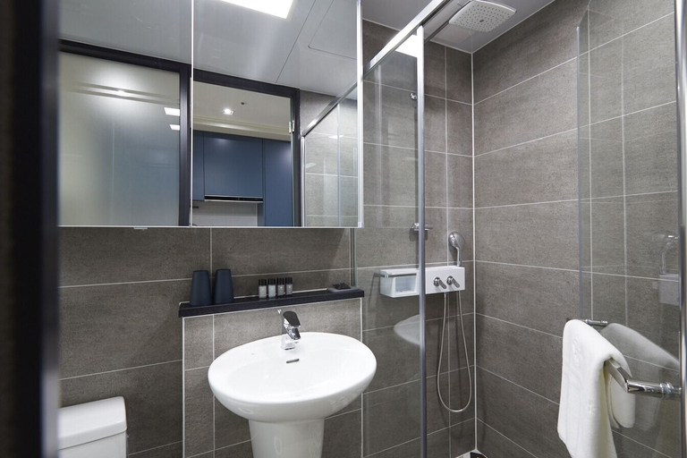 Bathroom, Sokcho Chonpines Beach Hotel, Sokcho