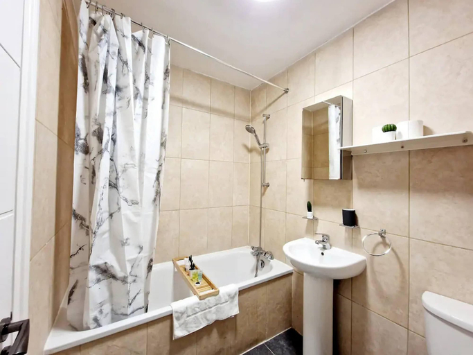 Bathroom 2, Modern Apartment in Uxbridge, London