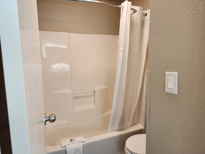 Bathroom 4, Baymont by Wyndham Davenport, Scott