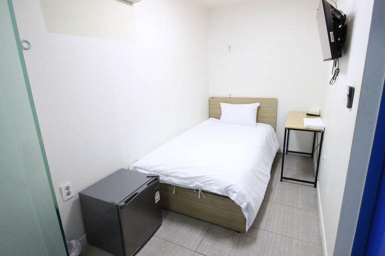 Bedroom 3, Stay in Blue, Jung