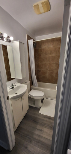 Bathroom 4, Happyland Inn, Simcoe