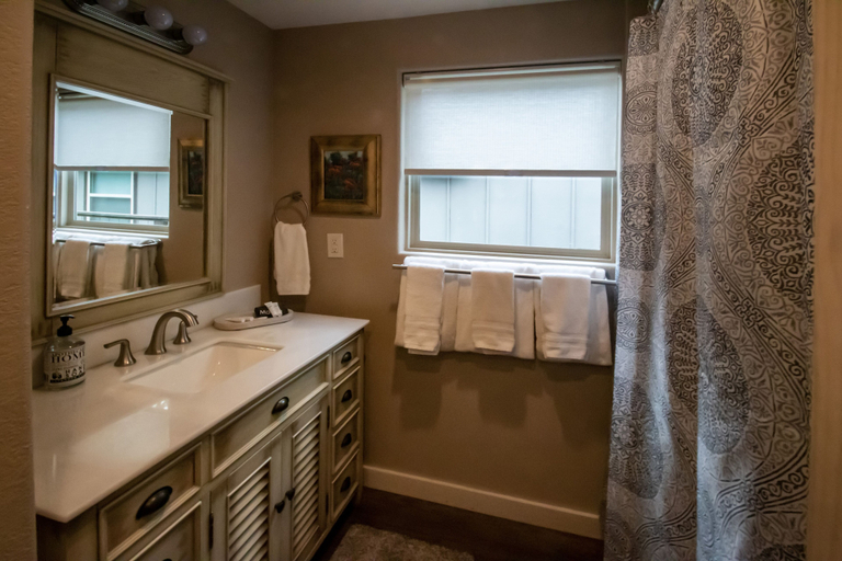 Bathroom 4, Treetop River Cabins, Kerr