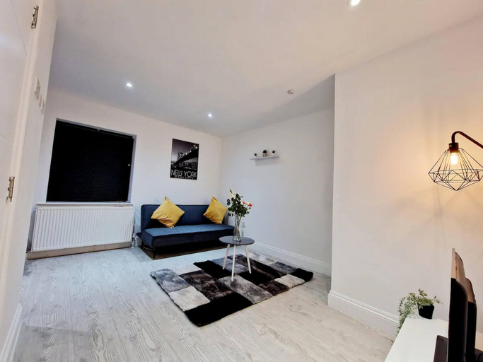 Others 4, Deluxe 2 Bed Apartment in Uxbridge, Buckinghamshire
