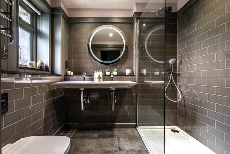 Bathroom 3, The Three Blackbirds, Cambridgeshire