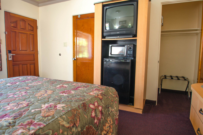 Bedroom 3, Economy Inn, Merced