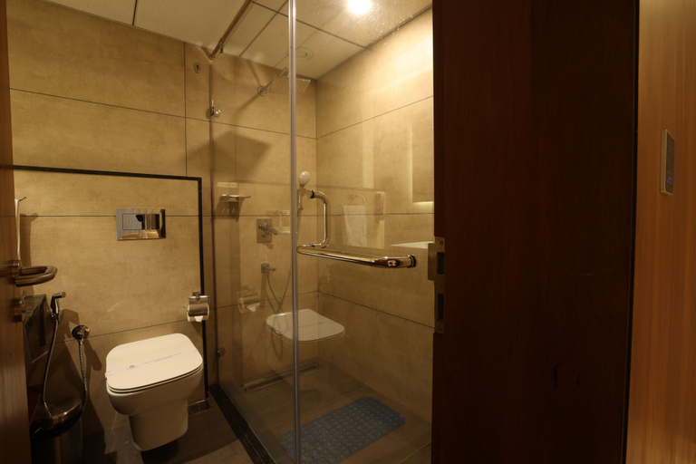 Bathroom 4, Royal Plaza Suites by RAK Rooms, Dakshina Kannada