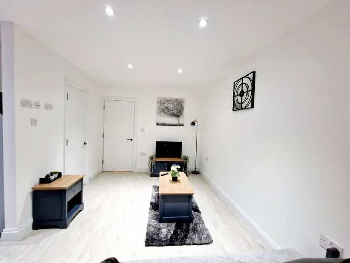 Others 3, Modern Apartment in Uxbridge, London