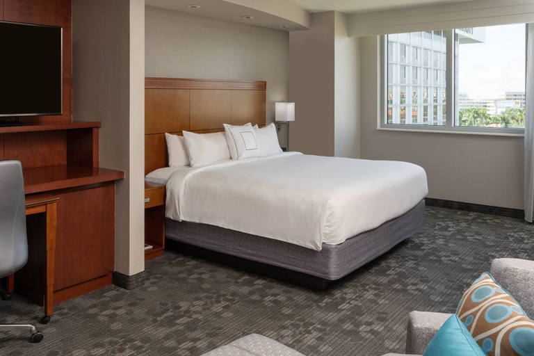 Bedroom 4, Courtyard by Marriott Miami Airport, Miami-Dade
