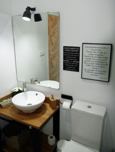 Bathroom 5, Apartamentos GADIR CENTRO, Cádiz
