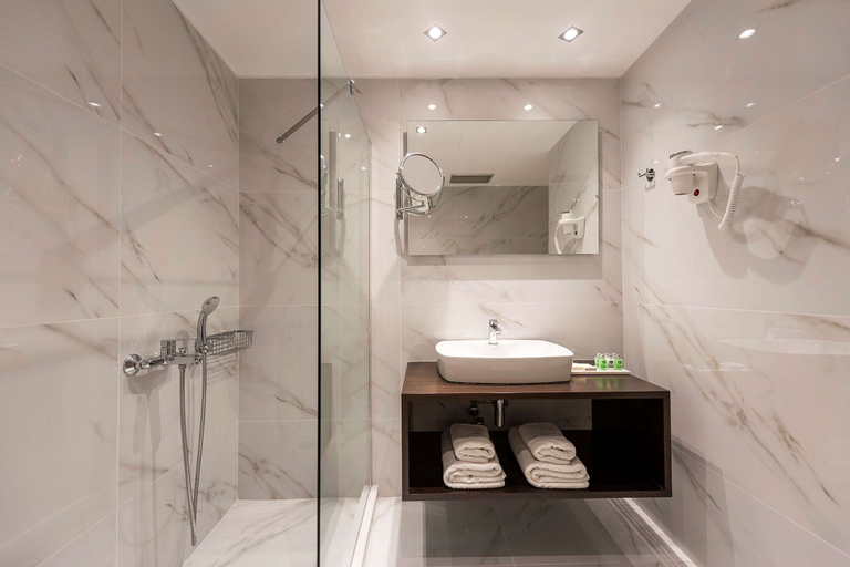 Bathroom 5, Best Western Plus Embassy Hotel, Attica