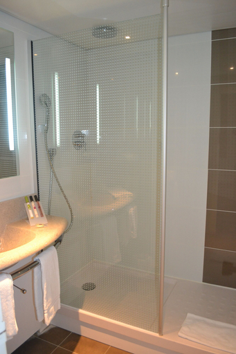 Bathroom 4, ibis Styles Lille Neuville en Ferrain, Nord