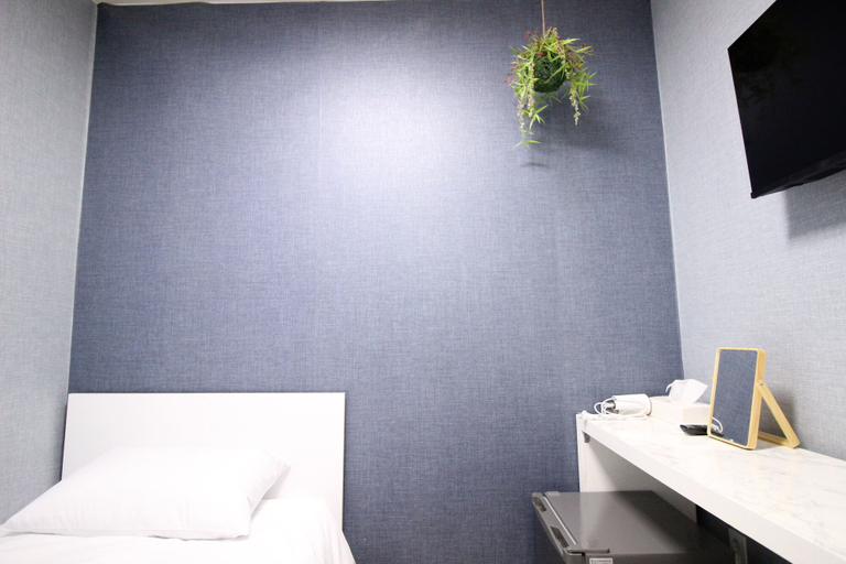 Bedroom 5, Stay in Blue, Jung