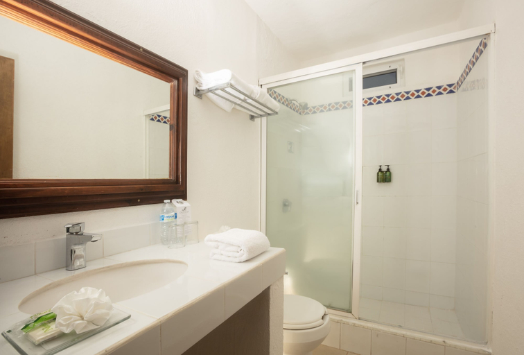 Bathroom 4, Costa Club Punta Arena Hotel, Puerto Vallarta
