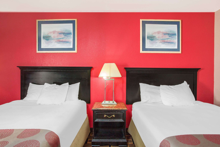 Bedroom 3, Ramada Hotel & Conference Center by Wyndham Edgewood, Harford