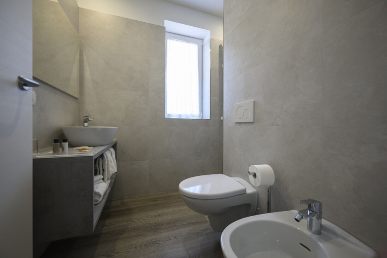 Bathroom 5, Riviera, Trento