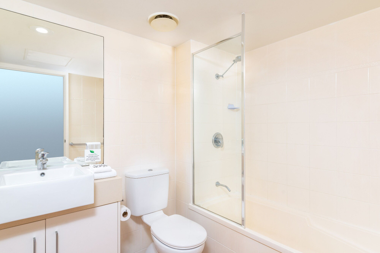Bathroom 4, Paradise on the Beach Resort - Palm Cove, Cairns