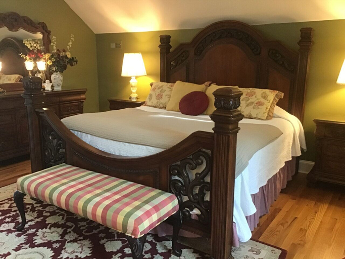 Bedroom 2, Red Rocker Inn, Buncombe