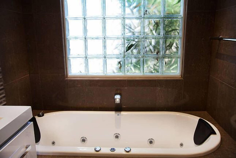 Bathroom 3, 4 Anderson - In the Heart of Bright, Alpine - East