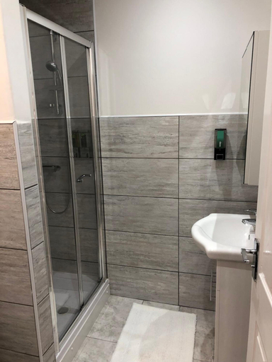 Bathroom 5, The Broadway Hotel - London Heathrow, London