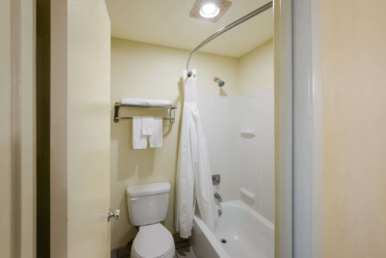 Bathroom 5, Quality Inn SeaTac Airport-Seattle, SeaTac