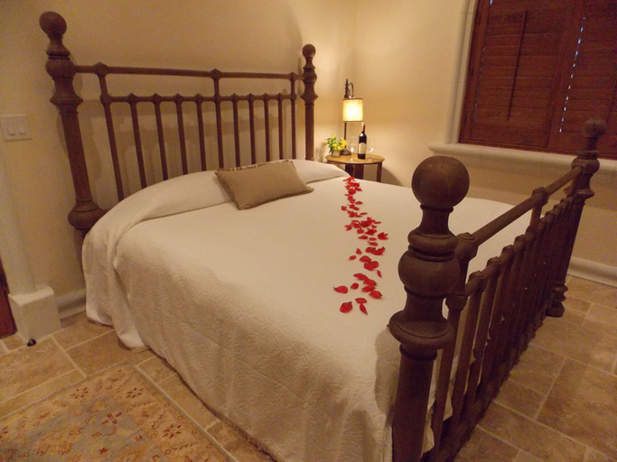 Bedroom 2, Thorn Hill Vineyard Villas, Lake