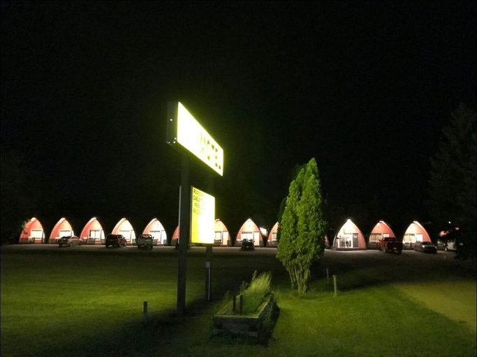 Others 5, The little chalet motel, Division No. 7