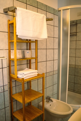 Bathroom 4, Hotel Calipso, Messina