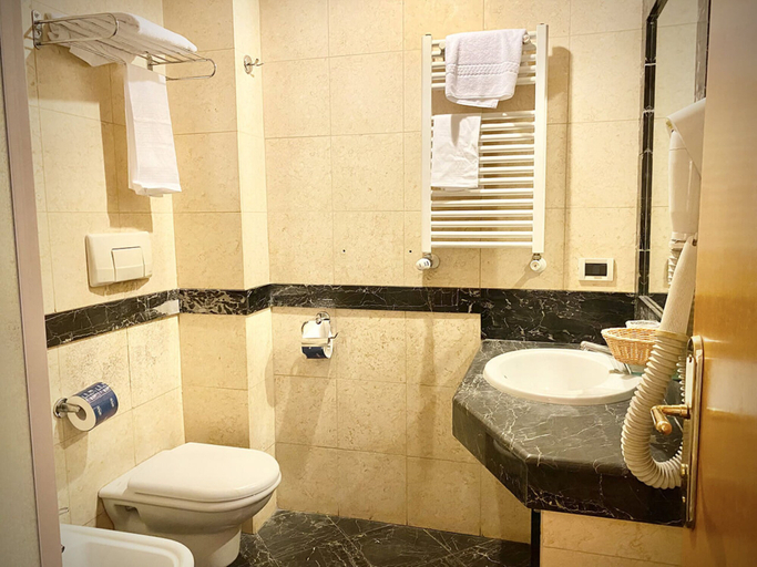 Bathroom 5, Champagne Palace Hotel, Rome