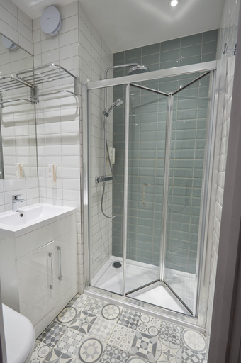 Bathroom 4, Comfort Inn Victoria, London