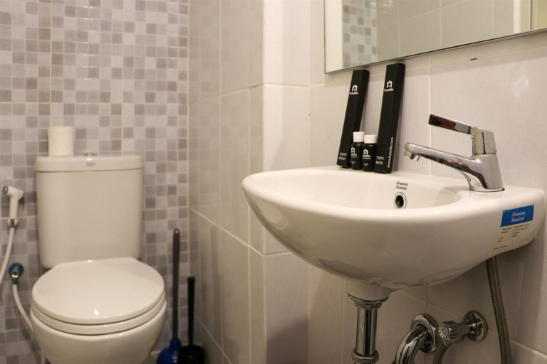 Bathroom 2, Comfy And Simply Studio Tokyo Riverside Pik 2 Apartment, Tangerang
