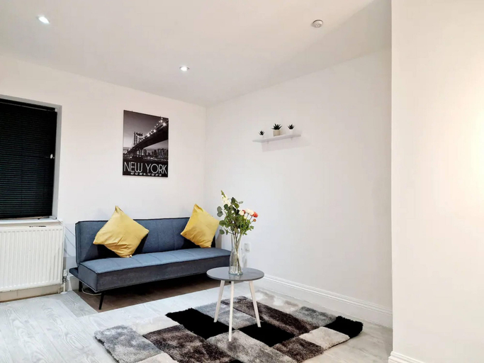 Others 5, Deluxe 2 Bed Apartment in Uxbridge, Buckinghamshire