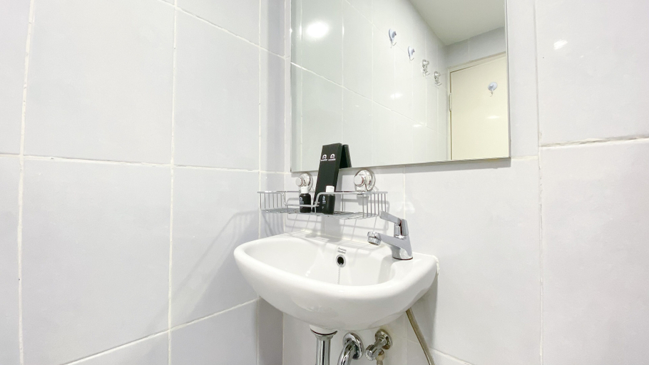 Bathroom 3, Nice And Comfortable 2Br At 20Th Floor Tokyo Riverside Apartment, Tangerang