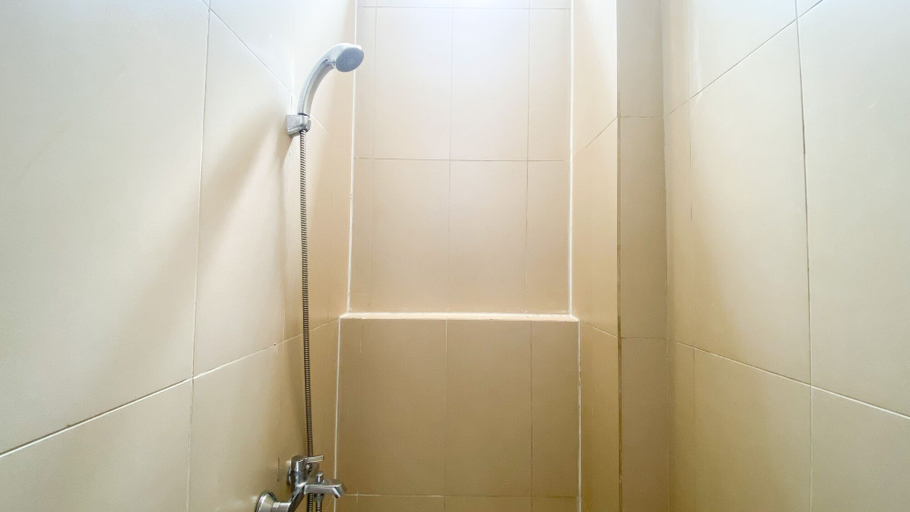 Bathroom 5, Comfort Stay And Nice 2Br Apartment At Elpis Residence, Central Jakarta