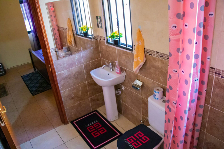Bathroom 2, Pearlmiles Holiday Homes, Westlands