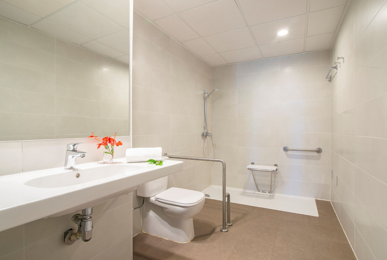 Bathroom 3, Hotel Roquetas El Palmeral by Pierre & Vacances, Almería